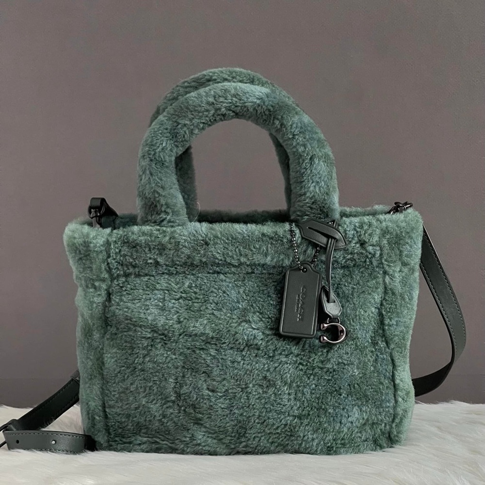 CC441 - Coach Tote 22 in Signature Shearling